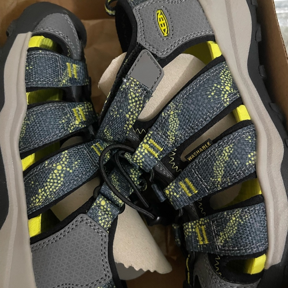New Keen Newport Neo H2 Sandals for kids size 13 in Sea Moss and Steel Grey